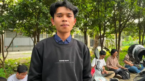 Dani Setiawan, petani sayur di kaki Gunung Gede Pangrango, menyuarakan kekhawatirannya terhadap proyek geotermal yang dinilai dapat mengancam sumber air, lahan pertanian, dan ruang hidup warga. (Sumber: ayobandung.id | Foto: Ilham Maulana)
