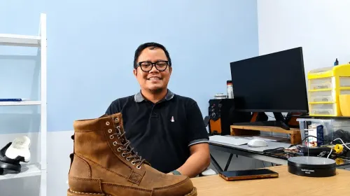 Mochamad Indra Yusuf Wahyudin, pemilik Koku Footwear (produsen sepatu kulit) di Taman Cibaduyut Indah, Kecamatan Dayeuhkolot, Kabupaten Bandung, (26/5/2026). (Sumber: Ayobandung.id | Foto: Aris Abdulsalam)