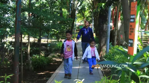 Warga saat berada di Taman Lansia, Kota Bandung, Jumat 30 Juni 2023. (Sumber: Ayobandung.com | Foto: Irfan Al-Faritsi)