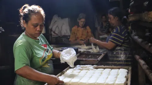 Kenaikan harga kedelai impor membuat keuntungan perajin tahu dan tempe terus menyusut. (Sumber: ayobandung.id | Foto: Irfan Al Faritsi)