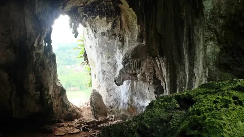 Sebuah gua alami yang menyimpan situs purbakala, Gua Pawon. (Sumber: Wikimedia Commons | Foto: Nuryahya64)