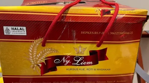 Produk kemasan dari toko Ny. Liem di Jln. Naripan No.52, Kb. Pisang, Kec. Sumur Bandung, Kota Bandung. (Sumber: Google Maps Review | Foto: Elvita Yuli)