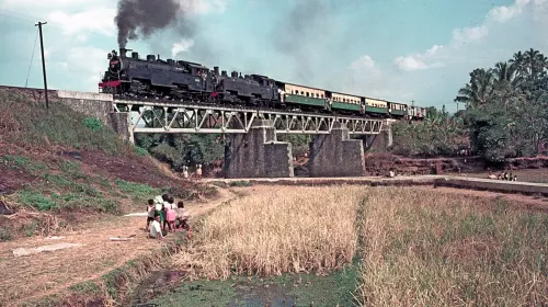 Lokomotif CC 10 14 dan CC 10 30 melintas di petak Cibatu-Garut, 1972 (Sumber: Wikimedia Commons (CC BY 2.0) | Foto: Frank Stamford)