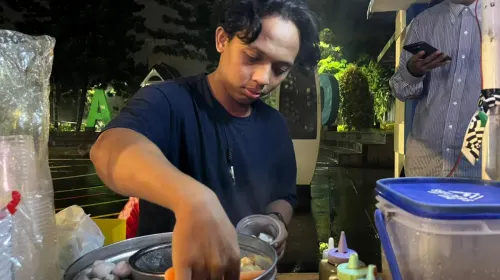Di tengah udara dingin yang menggigit, Raja tetap setia berjualan cilok kuah hingga menjelang subuh di kawasan Dago Cikapayang. (Sumber: ayobandung.id | Foto: Ilham Maulana)
