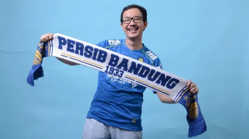 Dimas Kurnia Hidayat, kolektor memorabilia Persib Bandung. (Sumber: Istimewa)