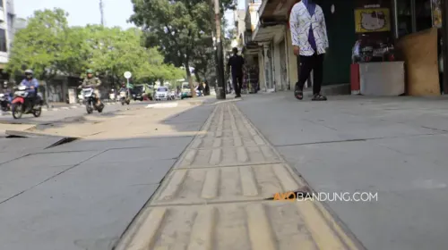 Warga berjalan di trotoar kawasan Jalan Ahmad Yani, Cicadas, Kota Bandung, Kamis 4 Juni 2026. (Sumber: Ayobandung.com | Foto: Irfan Al-Faritsi)