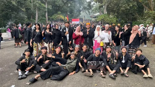 Saya (penulis) bersama kawan-kawan pecinta budaya Lembang dalam acara ngertakeun bumi lamba 2026. (Sumber: Dokumentasi Penulis | Foto: Malia Nur Alifa)