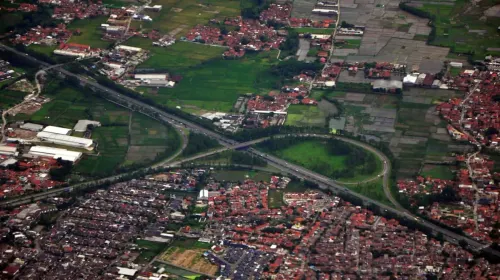 Permukaan dasar Cekungan Bandung yang datar. (Foto: T Bachtiar)
