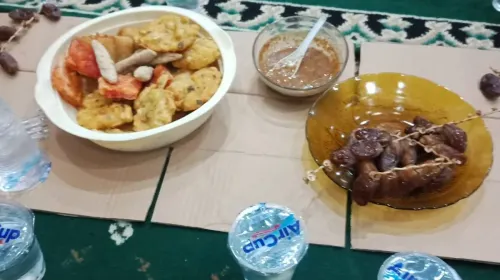 kurma, bala-bala dan gorengan menu yang selalu hadir saat berbuka. (Sumber: Dokumentasi Penulis)
