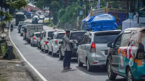 Sejumlah kendaraan pemudik memadati Jalan Raya Nagreg, Cikaledong, Kabupaten Bandung pada Jumat, 28 Maret 2025. (Sumber: Ayobandung.id | Foto: Kavin Faza)