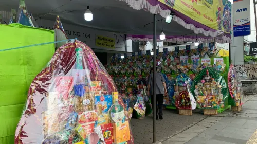 Keranjang parcel tersusun rapi di kawasan Buah Batu, Kota Bandung. Pedagang kini harus putar otak demi mengatasi tren penjualan yang menurun. (Sumber: ayobandung.id | Foto: Halwa Raudhatul)