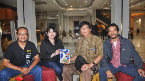 Obrolan hangat bersama Ai Takeshita di lobi Hotel Savoy Homann, Bandung. Percakapan lintas budaya mengalir santai menjelang waktu berbuka puasa. (Sumber: Dokumentasi Penulis)