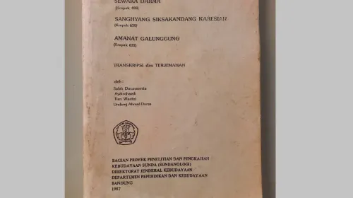 Buku hasil transliterasi dan terjemahan pertama Sanghyang Siksakandang Karesian bersama dua naskah Sunda kuna lainnya oleh Tim Proyek Penelitian dan Pengkajian Kebudayaan Sunda 1987. (Sumber: Dokumentasi Penulis)