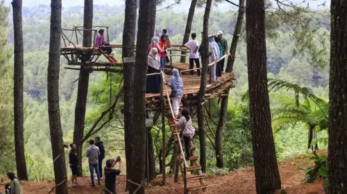Suasana destinasi ekowisata di Bukit Senyum, Kabupaten Bandung Barat, saat libur lebaran. (Sumber: Ayobandung.id | Foto: Irfan Al-Faritsi)