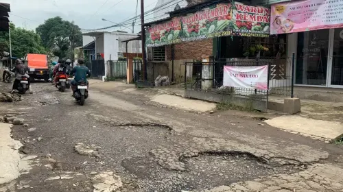 Ilustrasi jalan rusak di Desa Banjaran Wetan, Kabupaten Bandung. (Sumber: Ayobandung.com | Foto: Toni Hermawan)