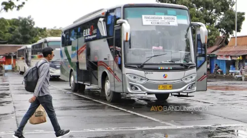 Ilustrasi angkutan bus lebaran di Terminal Cicaheum, Kota Bandung. (Sumber: Ayobandung.com | Foto: Irfan Al-Faritsi)