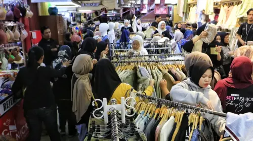Sejumlah pengunjung memilih pakaian di Pasar Baru Trade Center, Kota Bandung, Jumat 13 Maret 2026. (Sumber: Ayobandung.com | Foto: Irfan Al-Faritsi)