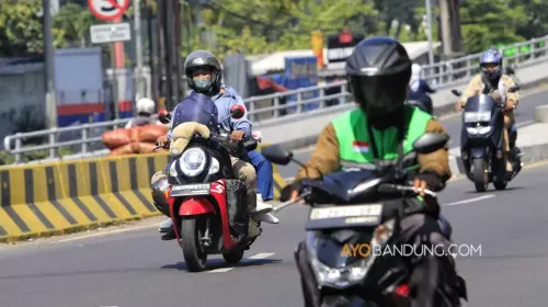 Sejumlah pemudik sepeda motor melintas di Jalan Soekarno-Hatta, Kota Bandung, Sabtu 14 Maret 2026. (Sumber: Ayobandung.com | Foto: Irfan Al-Faritsi)
