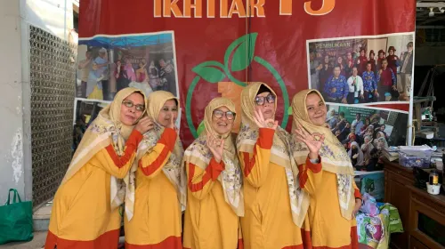 Inisiatif perempuan di Bank Sampah Ikhtiar RW 15 membuktikan bahwa pengelolaan sampah tidak hanya menjaga lingkungan, tetapi juga memperkuat kemandirian ekonomi keluarga. (Sumber: ayobandung.id | Foto: Ilham Maulana)