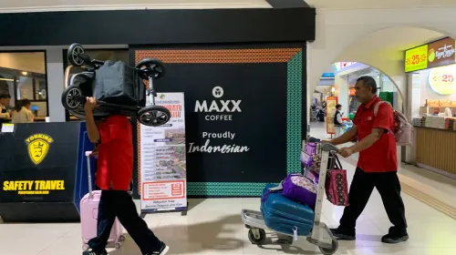 Mengangkat barang sekaligus memandu penumpang menjadi tugas keseharian para porter di Stasiun Bandung. (Sumber: ayobandung.id | Foto: Halwa Raudhatul)