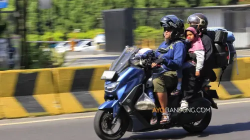 Sejumlah pemudik sepeda motor melintas di Jalan Soekarno-Hatta, Kota Bandung, Sabtu 14 Maret 2026. (Sumber: Ayobandung.com | Foto: Irfan Al-Faritsi)