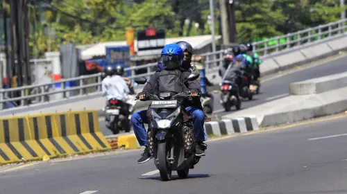 Pemudik sepeda motor melintasi jalur utama di Kota Bandung dengan membawa barang bawaan saat mudik Lebaran. (Sumber: ayobandung.id | Foto: Irfan Al Faritsi)