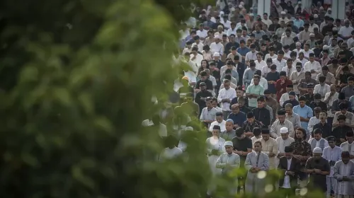 Ribuan umat muslim melaksanakan shalat Idul Fitri 1446 H di Lapangan Gasibu, Jalan Diponegoro, Kota Bandung, Senin 31 Maret 2025. (Sumber: Ayobandung.id | Foto: Kavin Faza)