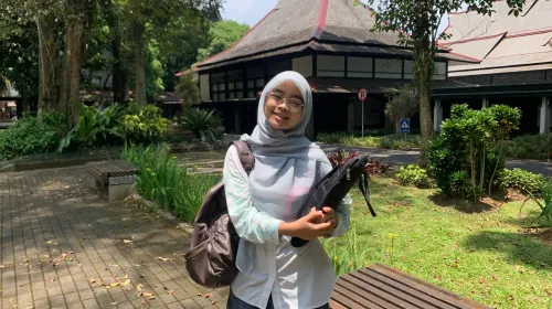 Mutiara Indah Lestari tetap tegar merayakan Lebaran di perantauan, menyimpan rindu untuk keluarganya di Padang (Sumber: ayobandung.id | Foto: Halwa Raudhatul)