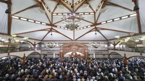 Salat berjamaah di Masjid Pusdai, Kota Bandung, Jumat 20 Februari 2026. (Sumber: Ayobandung.com | Foto: Irfan Al-Faritsi)