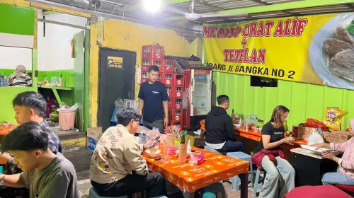 Suasana di bakso urat Alif usai Lebaran. (Sumber: ayobandung.id | Foto: Ilham Maulana)