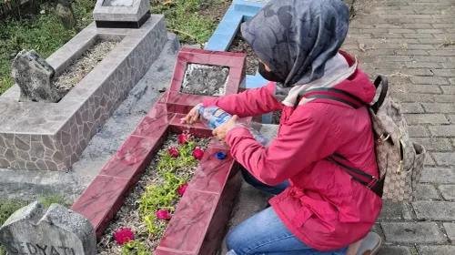Nyekar ke makam orang tua dan kerabat saat lebaran (Sumber: dokpri | Foto: Totok Siswantara)
