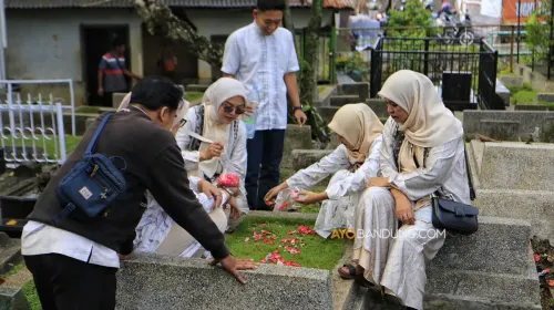 Warga berziarah di Tempat Pemakaman Umum Cikutra, Kota Bandung pada Sabtu, 21 Maret 2026. (Sumber: Ayobandung.com | Foto: Irfan Al-Faritsi)