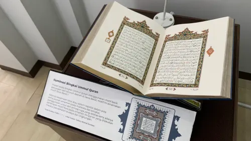 Mushaf Sundawi bukan sekadar Al-Qur’an, tetapi jejak budaya Sunda yang ditulis tangan dengan ketelatenan dan diwariskan dalam keheningan. (Sumber: ayobandung.id | Foto: Halwa Raudhatul)