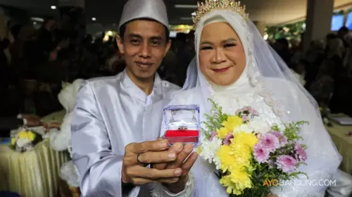 Pemerintah Kota Bandung menggelar nikah gratis bagi 10 pasangan dengan dengan berbagai fasilitas dalam rangka Hari Jadi Kota Bandung ke-215. (Sumber: Ayobandung.com | Foto: Irfan Al-Faritsi)