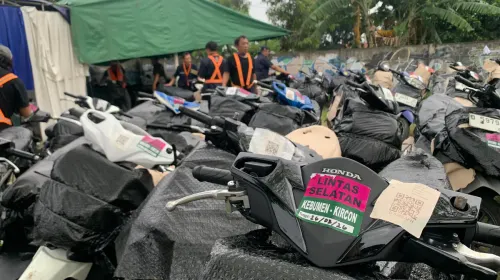 Rapi berjejer, sepeda motor pemudik yang sudah “dibungkus” siap diberangkatkan menuju tujuan masing-masing. (Sumber: ayobandung.id | Foto: Halwa Raudhatul)