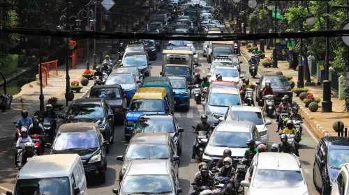Kemacetan mengular di kawasan Dago, Kota Bandung, menjadi potret keseharian yang kian akrab bagi warga. (Sumber: ayobandung.id | Foto: Irfan Al Faritsi)