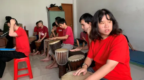 Livia bersama teman-temannya berlatih memainkan alat musik untuk membangun kepercayaan diri. (Sumber: ayobandung.id | Foto: Halwa Raudhatul)