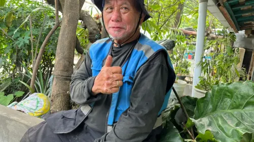 Lili Sutisna menikmati masa lansianya dengan aktif bekerja dan mengurus kebun kecilnya di Kiaracondong. (Sumber: ayobandung.id | Foto: Ilham Maulana)