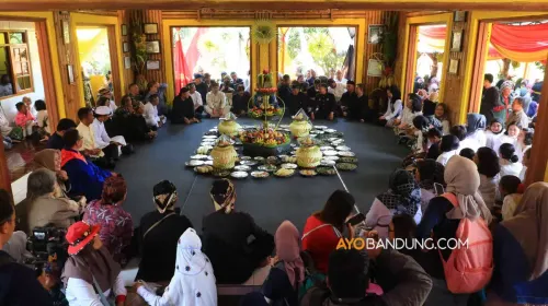 Suasana Upacara Kampung Adat Cireundeu (Sumber: Ayobandung.com | Foto: Irfan Al-Faritsi)