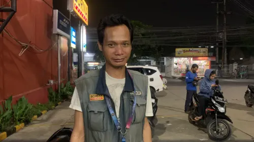 Sudah hampir 20 tahun Ade bekerja sebagai petugas parkir untuk menyambung hidup. (Sumber: ayobandung.id | Foto: Halwa Raudhatul)