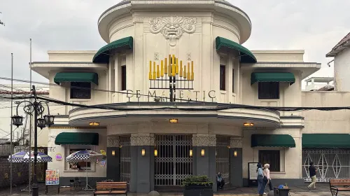 Bioskop Majestic, Kota Bandung. (Sumber: Wikimedia Commons | Foto: Chainwit)