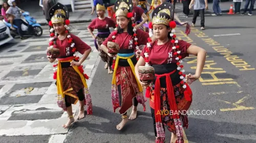 Penari membawakan tarian tradisional di Taman Braga dan depan Gedung YPK, Jalan Naripan, Kota Bandung, Rabu 29 April 2026. (Sumber: Ayobandung.com | Foto: Irfan Al-Faritsi)