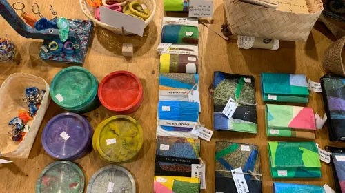 Beragam produk hasil recycle di Jaga Bumi Ecomart, menunjukkan limbah dapat diolah menjadi barang bernilai guna. (Sumber: ayobandung.id | Foto: Halwa Raudhatul)