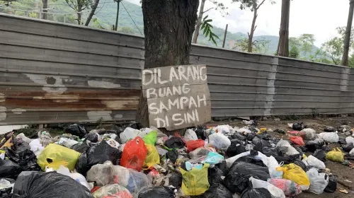 Tumpukan sampah di kawasan Jalan Siliwangi, Kecamatan Baleendah, Kabupaten Bandung, Jawa Barat, pada Kamis, 5 Maret 2026. (Sumber: Ayobandung.com | Foto: Toni Hermawan)