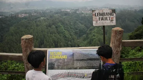 Wisatawan lokal berwisata ke Tebing Keraton yang berada di Cimenyan, Kabupaten Bandung, dan berada di atas permukaan Sesar Lembang, Sabtu 27 April 2024 (Sumber: ayobandung.id | Foto: Irfan Al Faritsi)