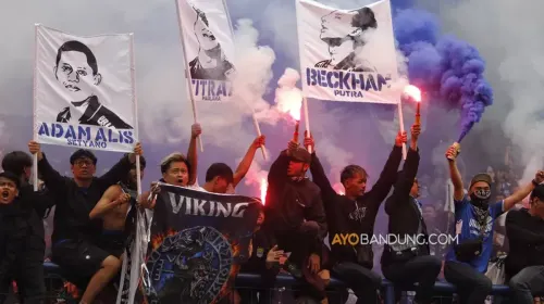 Ribuan bobotoh memadati Stadion Gelora Bandung Lautan Api, Kota Bandung, Kamis 7 Mei 2026. (Sumber: Ayobandung.com | Foto: Irfan Al-Faritsi)