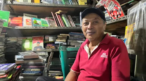 Wagino M Putra tetap setia menjaga toko bukunya di Dipatiukur, Bandung, sambil meyakini bahwa buku tidak akan tergantikan oleh layar ponsel. (Sumber: ayobandung.id | Foto: Ilham Maulana)