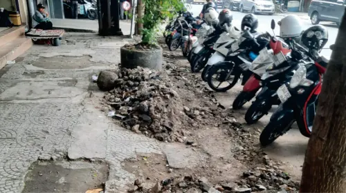 Kondisi trotoar di Jalan Pungkur, Kota Bandung dipenuhi puing galian proyek utilitas, Kamis (21/5/2026) pagi. (Foto: Arif Budiman)