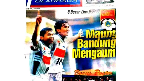 Sutiono Lamso dan Kekey Zakaria menjadi pahlawan kemenangan Persib pada partai final di Stadion Senayan, Jakarta. (Sumber: Tabloid Tribun Olahraga, 1995 | Foto: Koleksi Kin Sanubary)