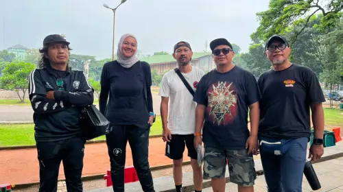 Ayu dan Meiyama bersama rekannya di Anti Leumpunk Club di Lapangan Saparua, Kamis 21 Mei 2026. (Sumber: ayobandung.id | Foto: Ilham Maulana)